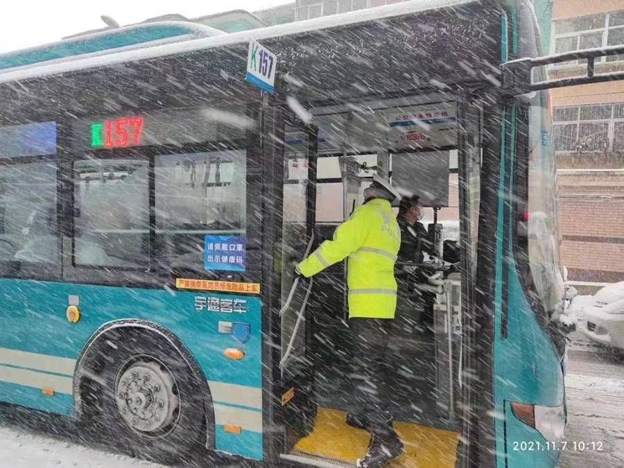 济南|大雪中，济南交警这些守护的身影真美