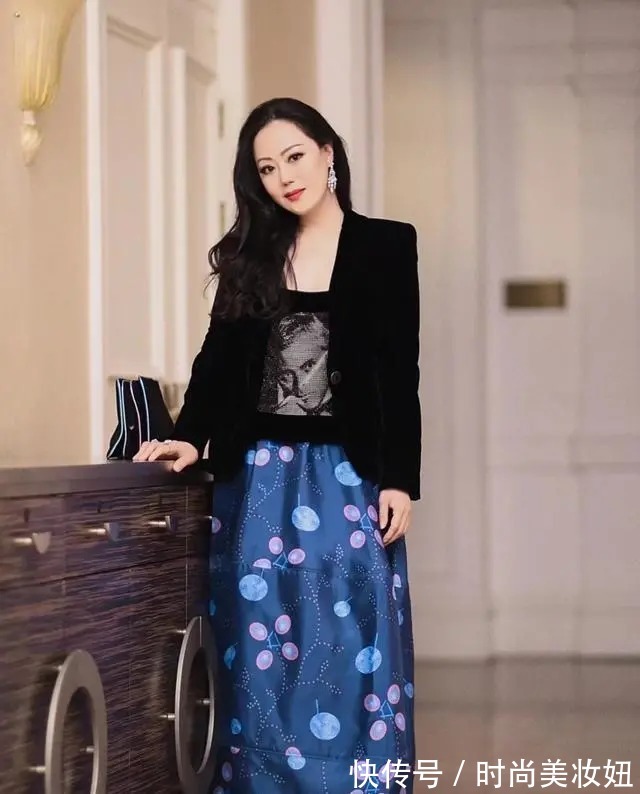 鱼尾裙 58岁章小蕙气质开挂,穿黑色鱼尾裙高雅大方,满满的名媛范