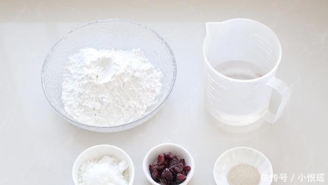 无需揉面的米发糕,搅一搅、蒸一蒸,香甜Q弹有嚼劲,比馒头简单