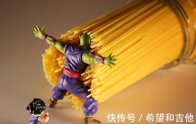 缩影|蟹味菇百裂脚,纸巾升龙拳,牙膏筋斗云,不平凡动漫游戏世界缩影