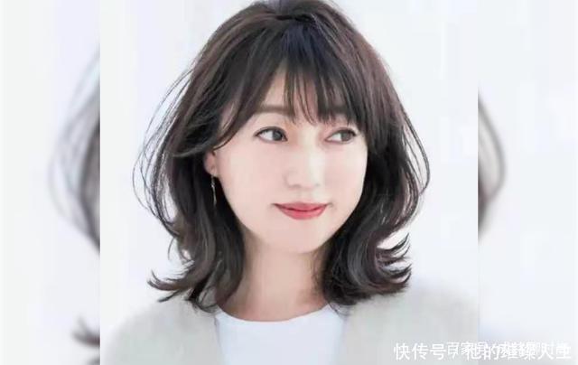 时尚|50岁女人染什么色好看时尚高级感的巧克力色,低调奢华有内涵