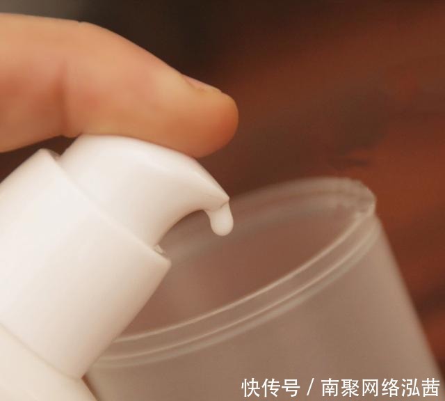 “涂眼霜”的4种错误方法,就算是千元眼霜也是浪费钱还没效果!