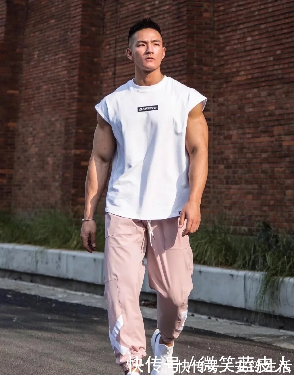 猛男|92年肌肉猛男因淋浴湿身照走红,这个肌肉什么水平