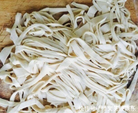 手擀面一煮就断面点师傅来支招,偷偷加点“它”,轻松就解决