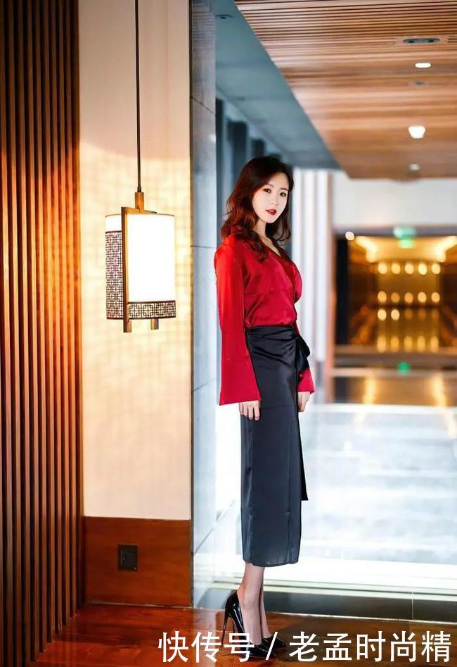 小姐姐这身经典的黑红搭配，穿出了女人味，知性优雅又性感迷人