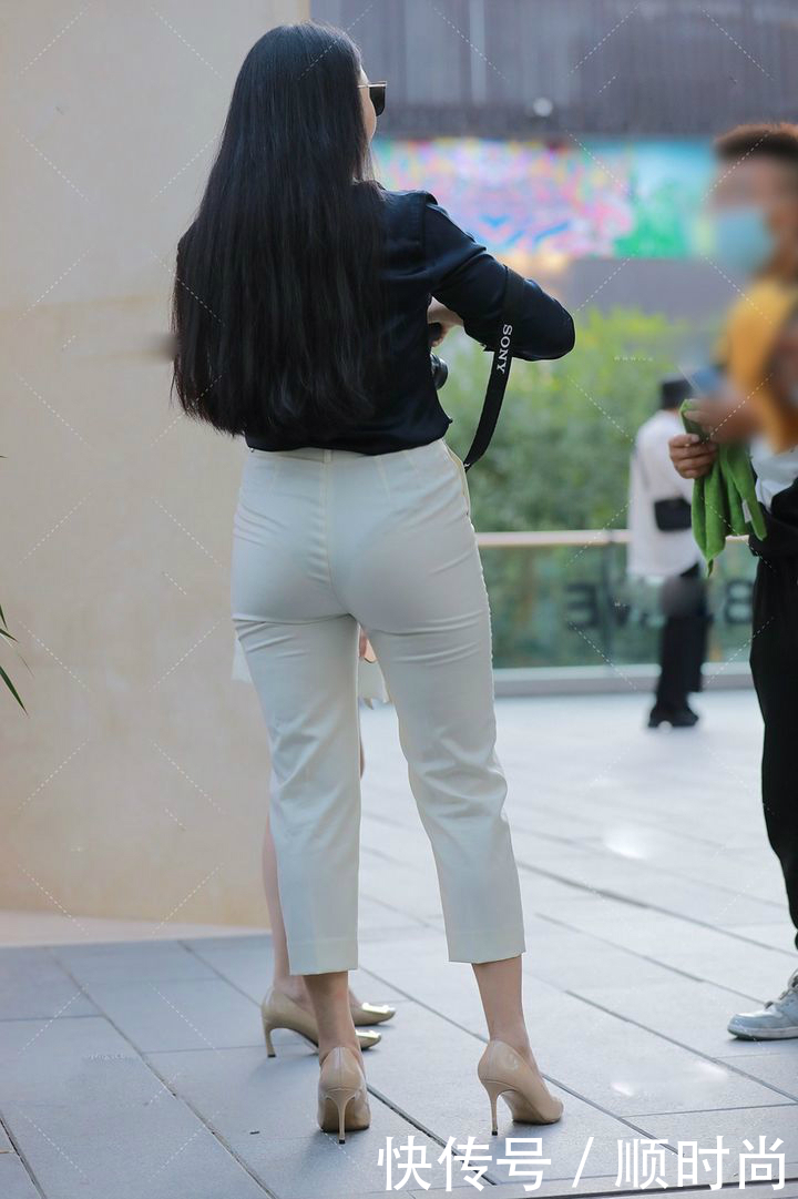 白色裤子搭配衬衫的小姐姐，带来简约干练感，看起来精力充沛