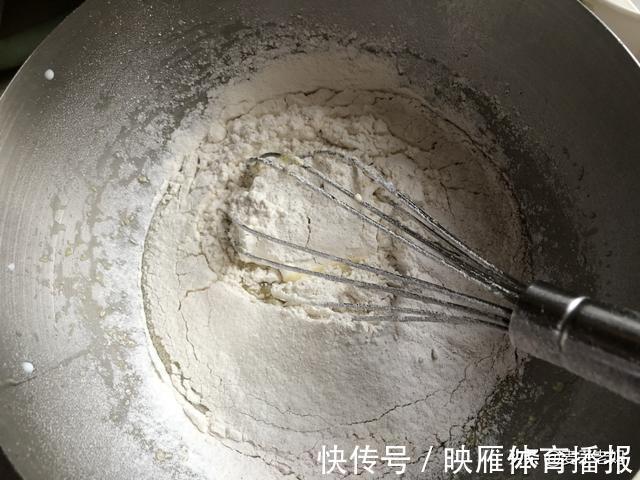 搅拌均匀|天冷苹果吃不完,那就做个香甜的千层蛋糕,少油少糖,做法特简单