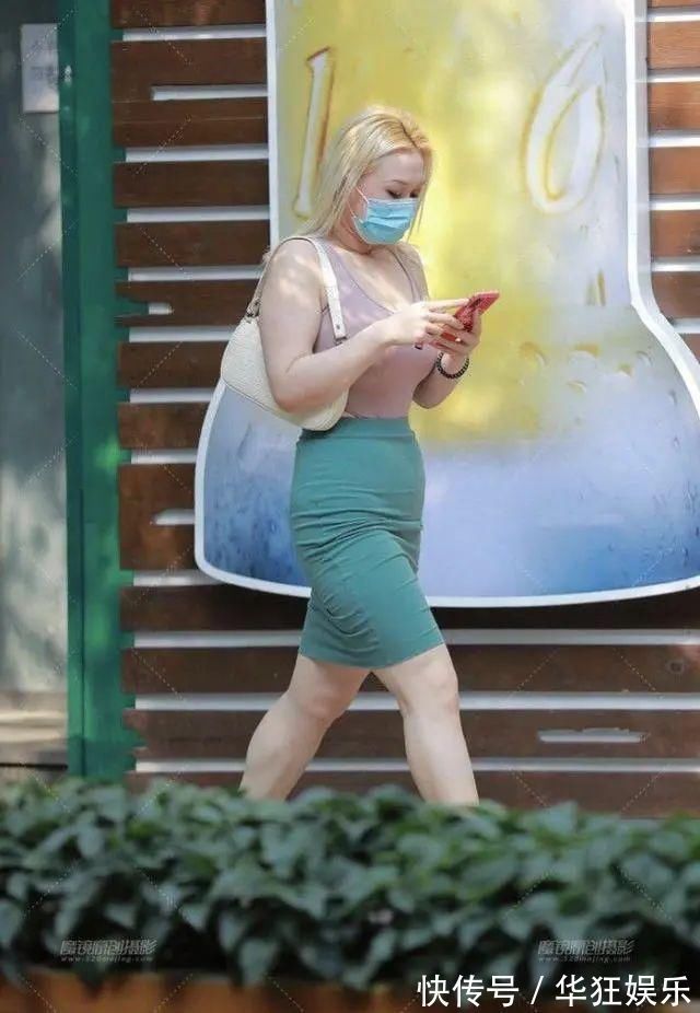 包臀裙 小姐姐的包臀裙搭配宽松背心,给人眼前一亮的时尚感