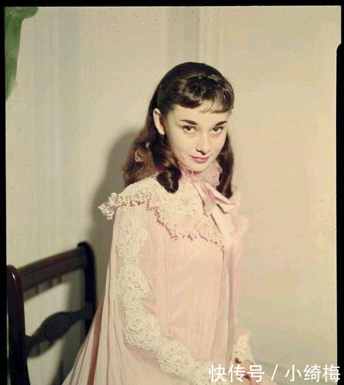 本以为赫本颜值高，殊不知是专门设计的妆容，化妆前后判若两人