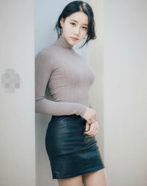 穿搭 女神穿搭:小姐姐爱穿迷人靓丽的紧身裙,这样的姿态最招人喜欢!