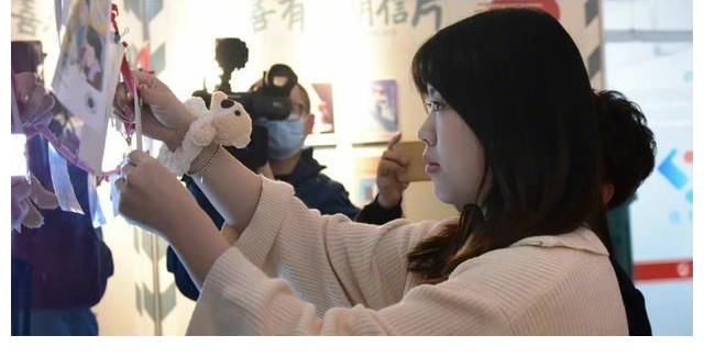 楊倩久違亮相！素顏穿吊帶褲，胖得快認(rèn)不出，斥資30萬建立基金