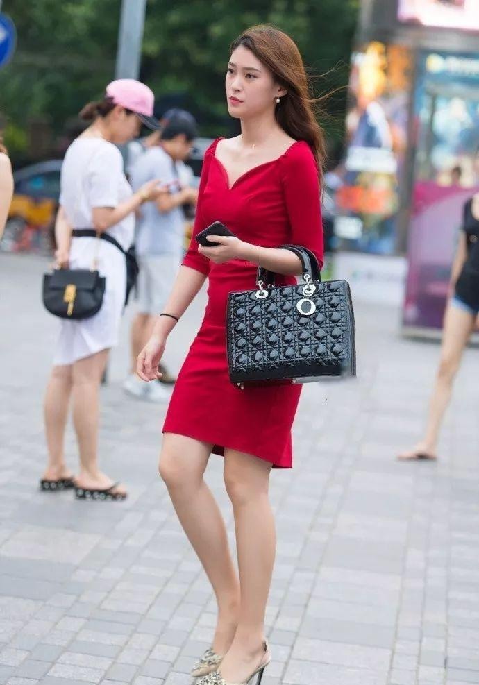 气质|美女街拍:气质女孩偏爱裙装穿搭,一条惹眼红色连衣裙搭配,时尚减龄还洋气