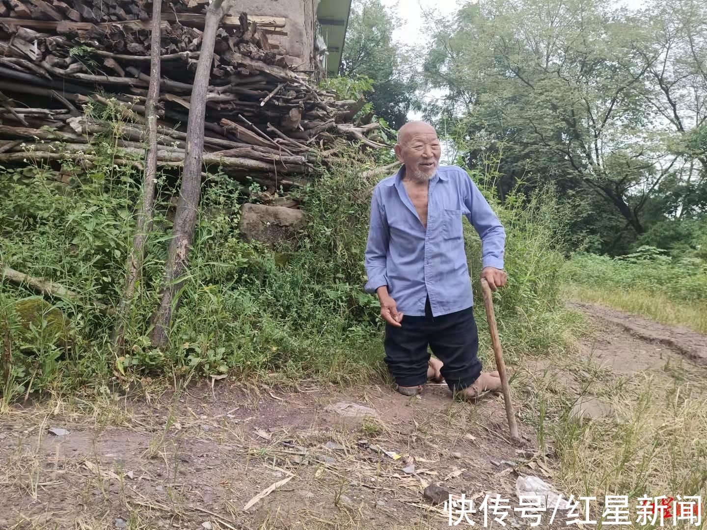 泪目|八旬老人街头跪地行走让网友泪目 记者探访：他先天残疾一生未婚，目前独自生活