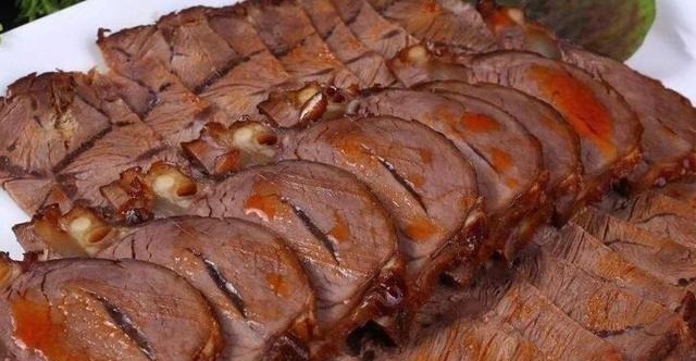 父亲用30年土方法酱牛肉,牢记3个小技巧,牛肉酱香浓郁不腥不散