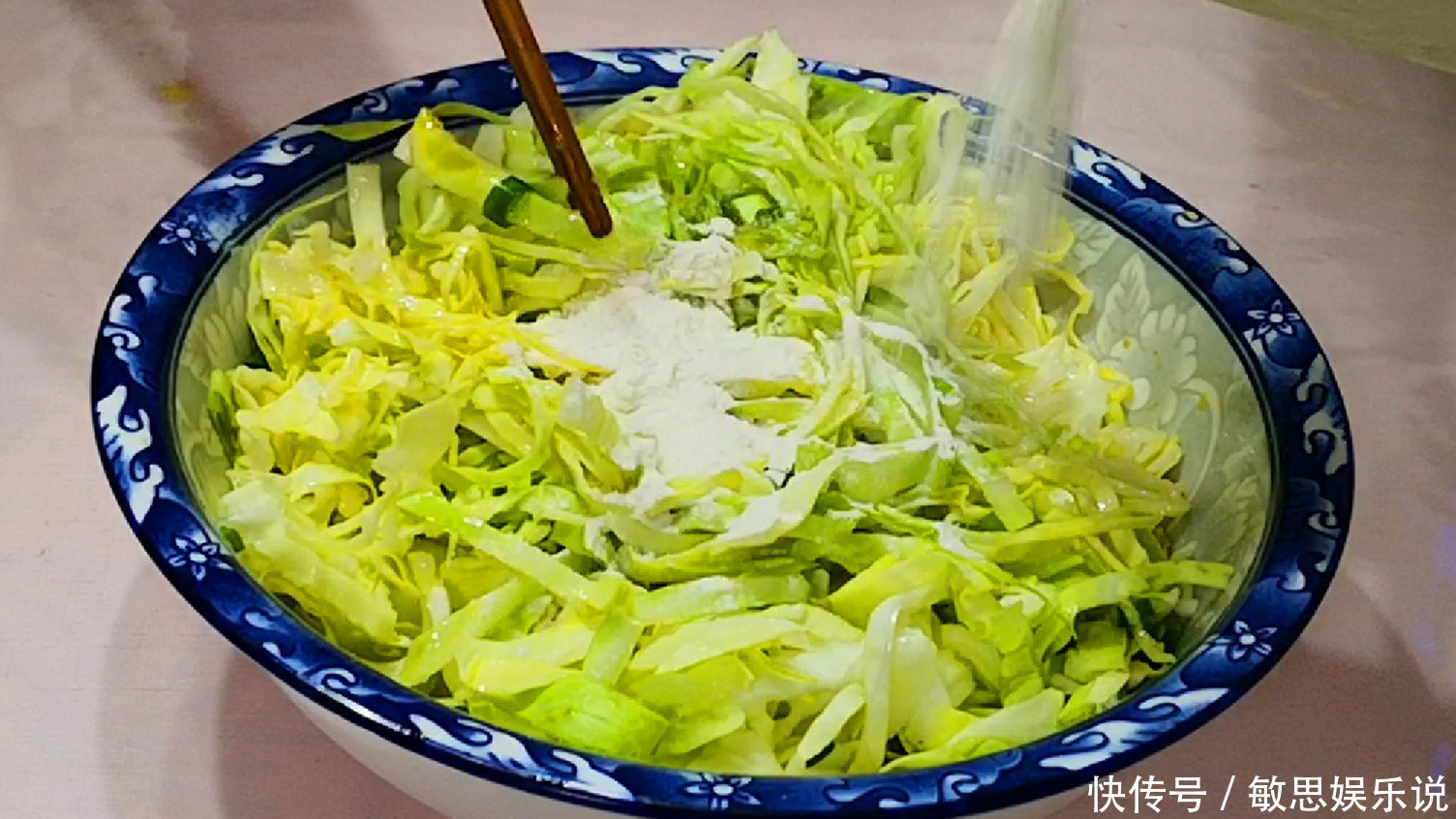  鸡蛋|夏天，包菜别再炒着吃，加2个鸡蛋，出锅比肉还香，上桌瞬间扫光