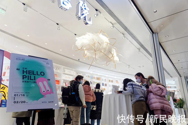 曹之光$抬头看云、低头看书，还能邂逅当代艺术！快来“最高书店”打卡艺术展