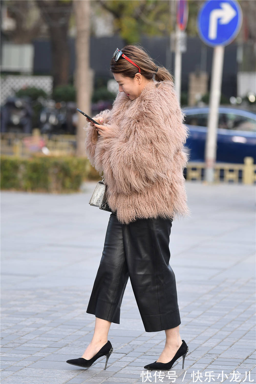 高跟鞋 黑色九分皮裤,宽松款式,搭配黑色尖头细跟单鞋