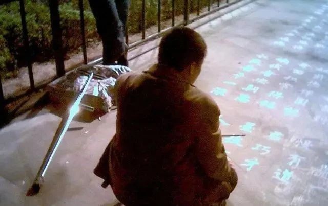 书法圈|街头流浪者的“地书欧楷”,惊艳了书法圈,笔笔入法,字字险绝