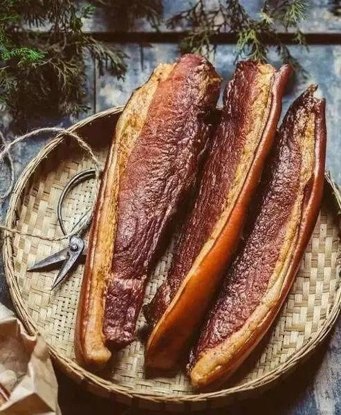  蒸腊肉，直接切片蒸就错了，这2步不能少，腊肉又香又嫩，还不咸