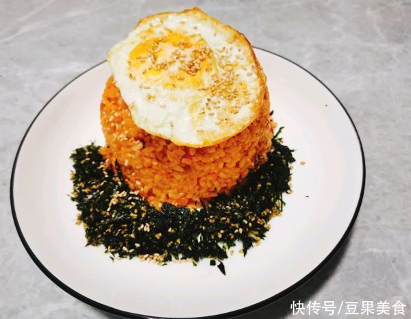 从小吃辣白菜炒饭长大的我，谁敢说我这做法不正宗