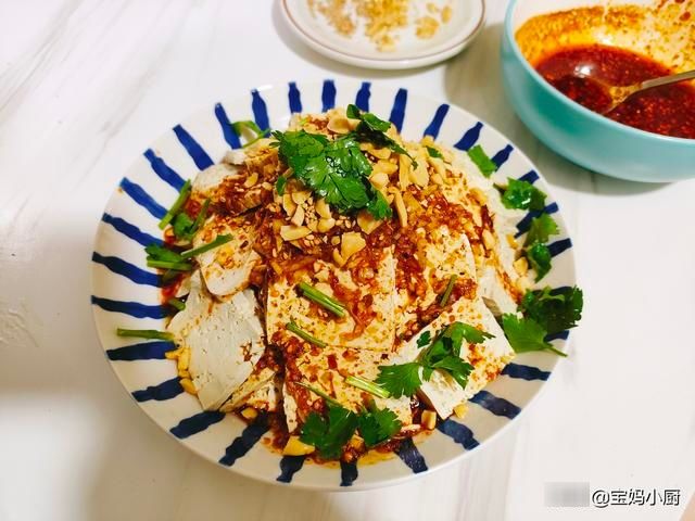 豆腐新做法,多一步变成了吃不起的样子,调个汁一拌,入口贼香