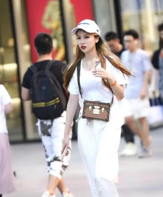 美女|街拍:小姐姐身穿格子外套,气质优雅,大家闺秀的感觉