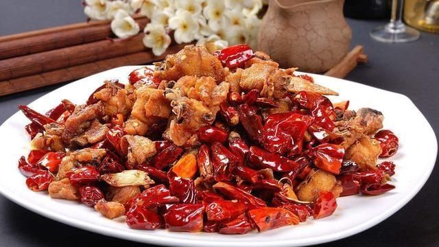 辣子鸡切记多加一步，不仅外酥里嫩，而且又香又辣，让人直流口水