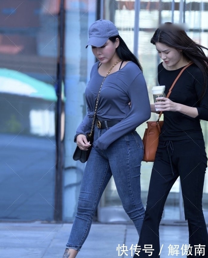 体型|宽松的上衣修饰微胖的体型,牛仔裤搭配黑腰带意外美出“时尚气质”