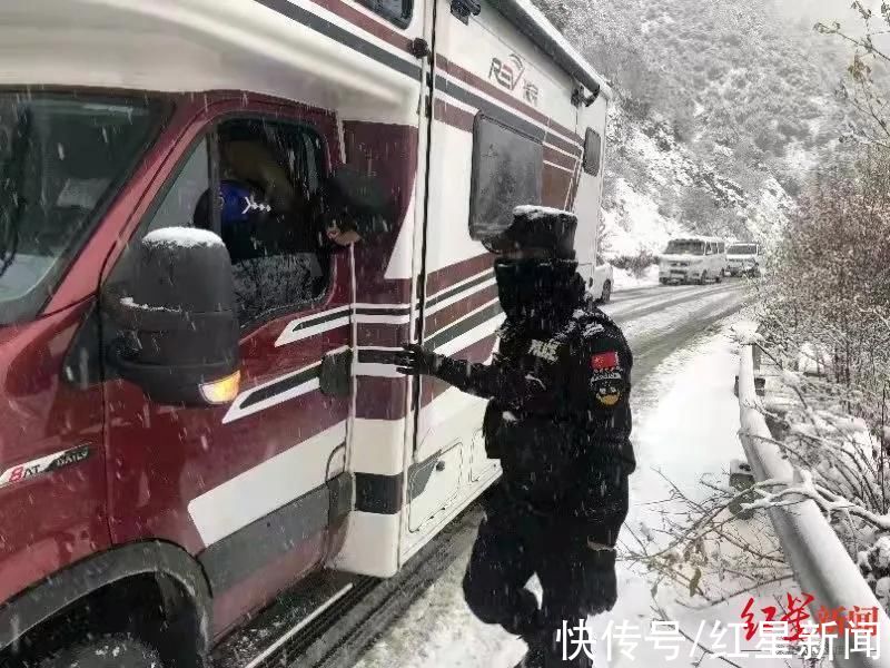 游客|上海游客开房车带8旬外婆旅游被困甘孜雪地 警方及时救助