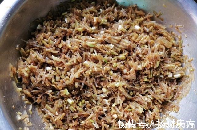 面团|教你做好吃解馋的萝卜粉条素馅饼,皮薄馅大又柔软,凉了也不硬