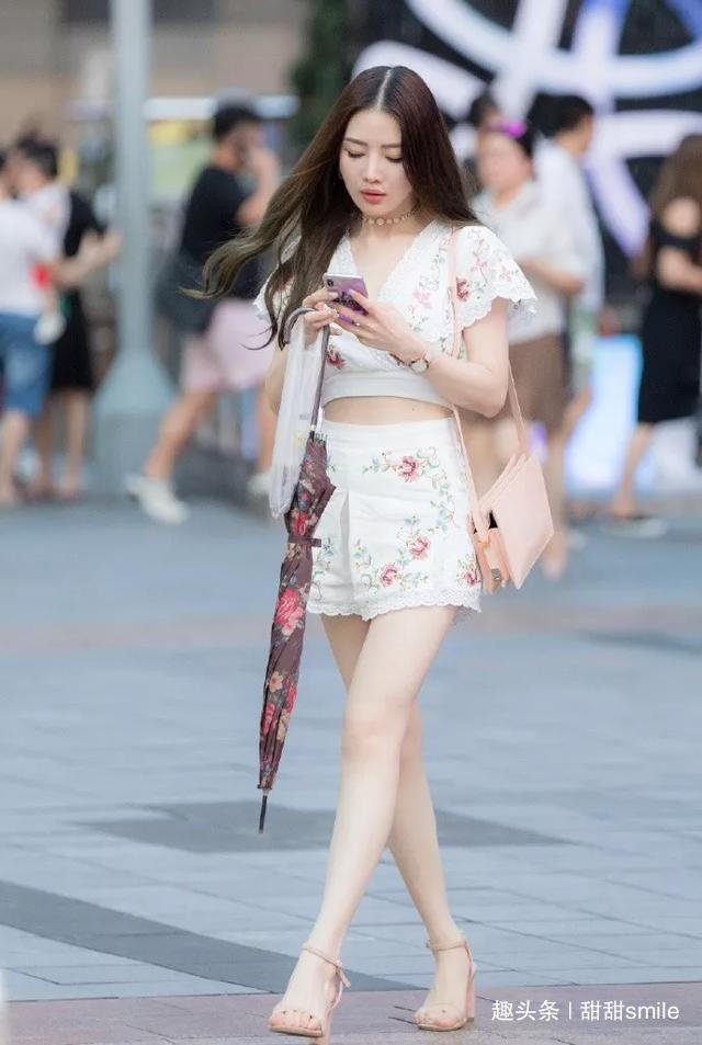 针织连衣裙 脚上穿着浅黄色的渐变高跟鞋,尖头款式与铆钉修饰显得更加有气质