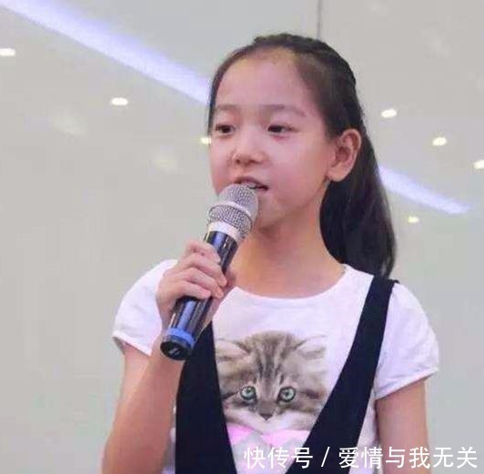 同学们|女孩随妈妈姓,同学好奇追问为啥不跟爸爸姓,孩子:看看我爸姓啥