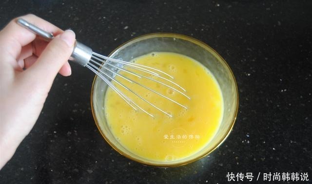 我家炒鸡蛋从不放油，加入一碗水，炒的鸡蛋鲜嫩又好吃，味道绝了