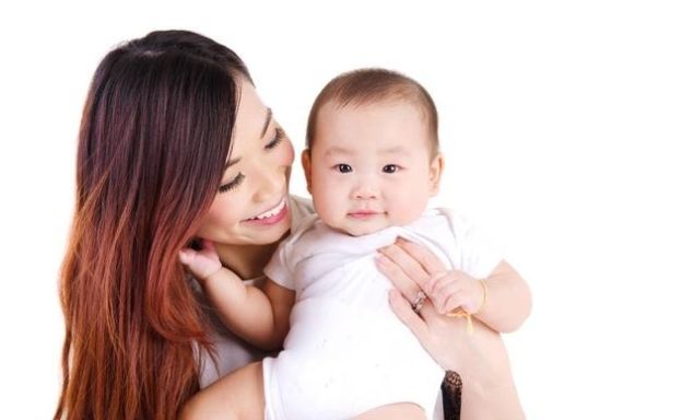 宝宝能在几个月时认出您 如果婴儿有3种表现 表示他会认人了 快资讯