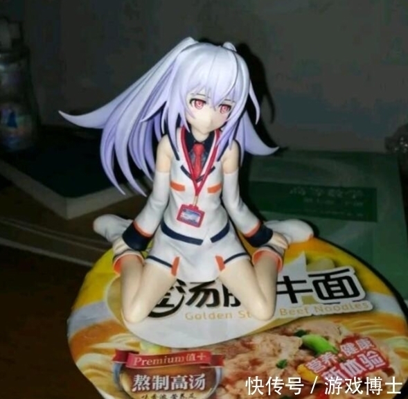 限量款|本以为拿手办压泡面已经很“炫富”了,没想到还有当果盘的