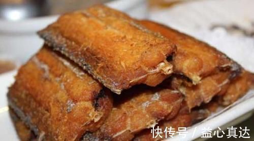 炸带鱼时,用面粉好还是淀粉好?厨师教我正确做法,带鱼酥脆美味