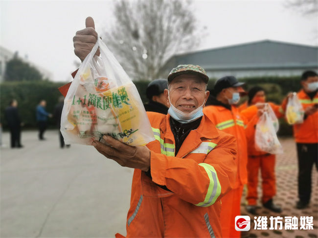 冬至|暖心又暖胃！2400名环卫工人吃上冬至爱心饺子