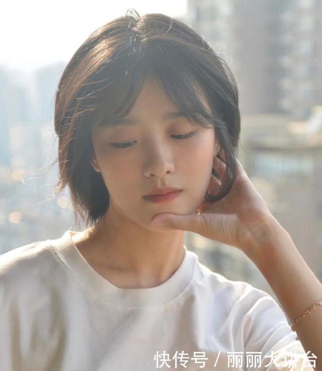 秋冬都在“剪短发”,超A女神范更有气质,基本都逃不出这4款发型