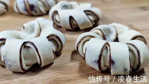 面点师这样做豆沙包，好吃又好看，简单好学，一切一卷就好