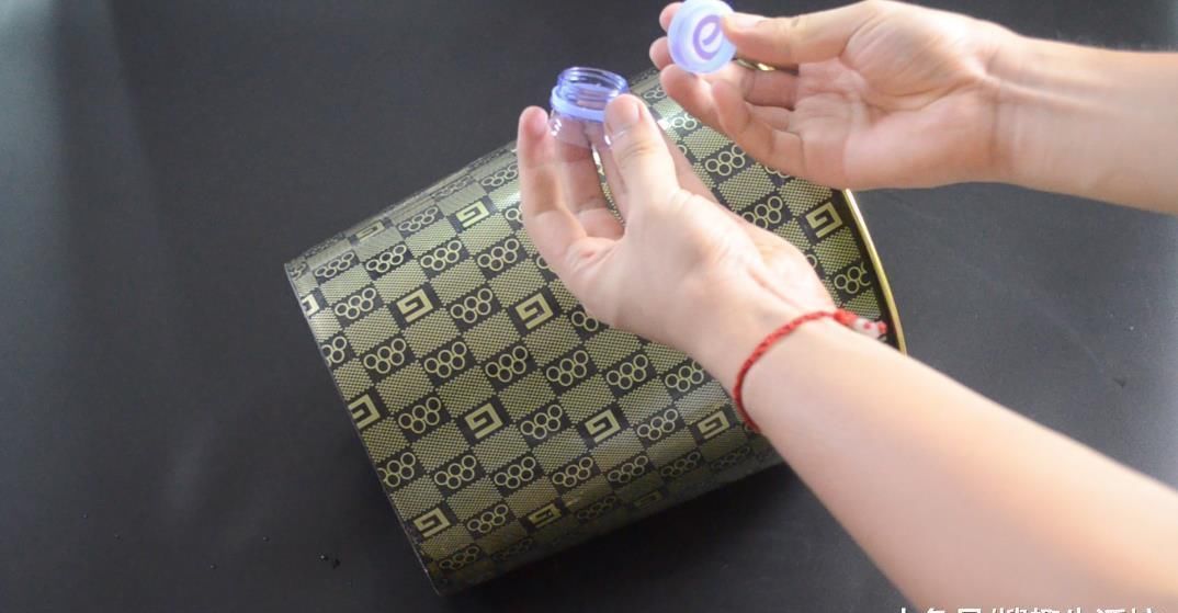 妙用|垃圾桶上粘一个塑料瓶, 一年还能帮家里省不少钱, 可惜知道的人不多