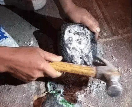 刀片|200多万的翡翠原石,切割时刀片突然断裂,里面充满了钢珠和螺丝钉!