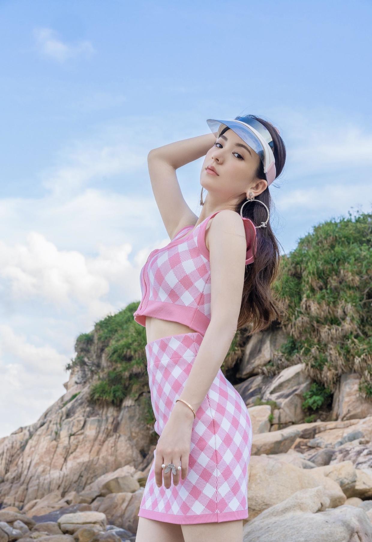 穿搭|方媛不愧是“天王嫂”,日常出行穿baby蓝色针织套装,温柔又减龄