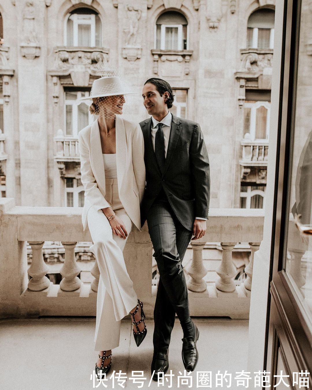 婚礼|繁琐的婚纱不再流行，吊带裙西装造型深受新娘喜爱，简单优雅