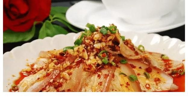 虾仁|蒜泥白肉，选用带皮后腿肉的坐臀部分，以突出肥瘦相联特色