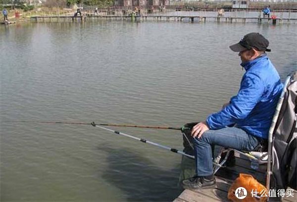 鲫鱼们|黑坑钓鲫鱼，巧用蘸饵出奇制胜，诱钓结合让鲫鱼争相抢食