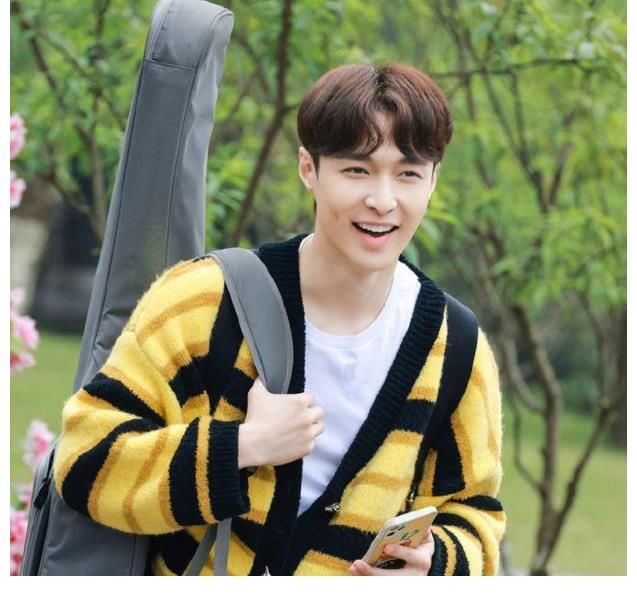 向往5全家一起去春游，大家都穿秋裝，唯獨張藝興在“過冬”