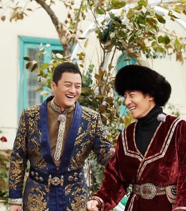 王智|李亚鹏亮相央视综艺,穿蓝袍与撒贝宁组CP,合唱王菲的歌不尴尬