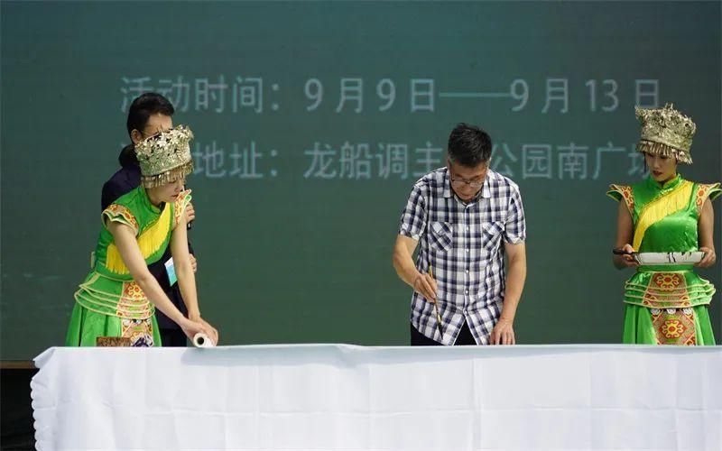 度假天堂|【人才动态】书画家雷显平回乡挥毫，题写“凉城利川 度假天堂”