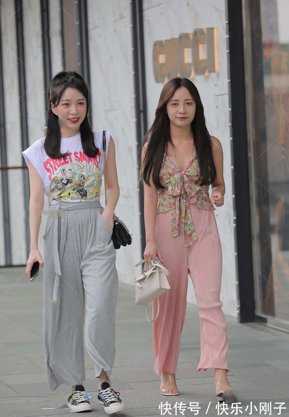 搭配|小姐姐身穿碎花短袖搭配的雪纺阔腿裤，和闺蜜一起逛街，显得很时尚