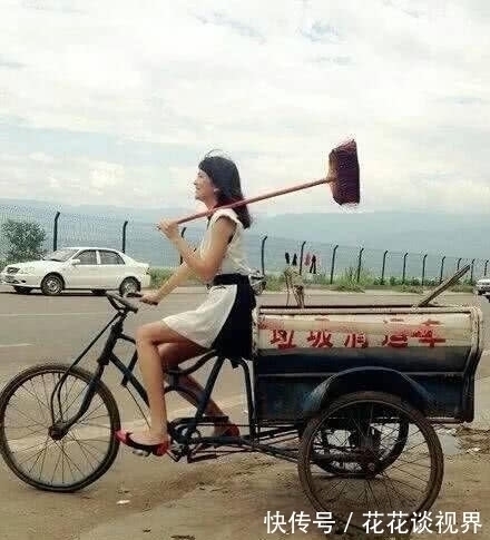 |搞笑GIF图:妹子,去扫大街还这么开心,真是够乐观的